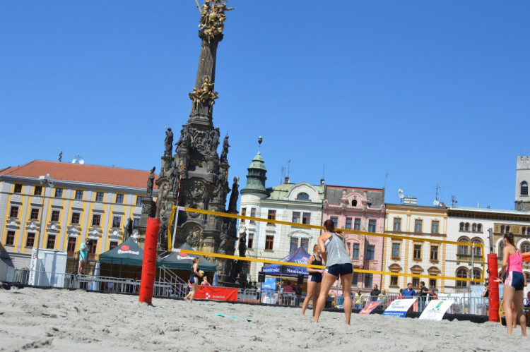 FOTO: Na Horním náměstí svedly olomoucké volejbalistky bitvu v plážovém volejbalu