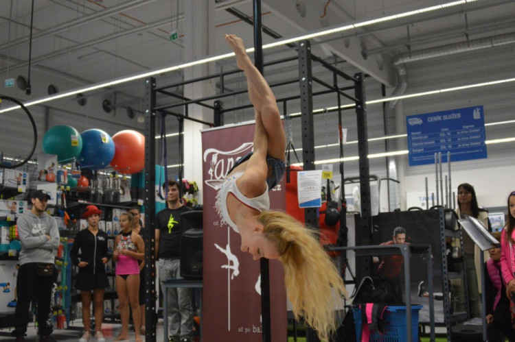 FOTOGALERIE: Decathlon v sobotu ožil tancem. K vidění byl pole dance i taneční workshop