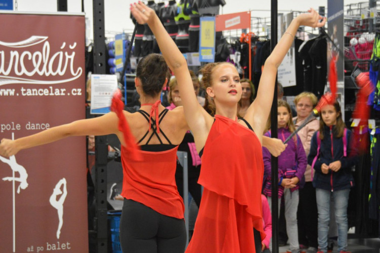 FOTOGALERIE: Decathlon v sobotu ožil tancem. K vidění byl pole dance i taneční workshop