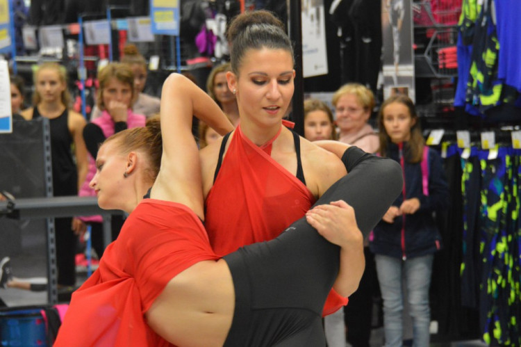 FOTOGALERIE: Decathlon v sobotu ožil tancem. K vidění byl pole dance i taneční workshop