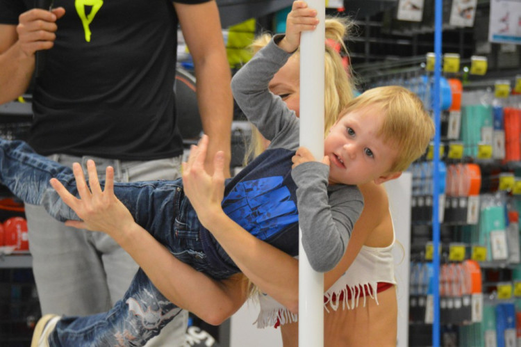 FOTOGALERIE: Decathlon v sobotu ožil tancem. K vidění byl pole dance i taneční workshop