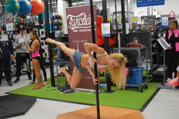 FOTOGALERIE: Decathlon v sobotu ožil tancem. K vidění byl pole dance i taneční workshop