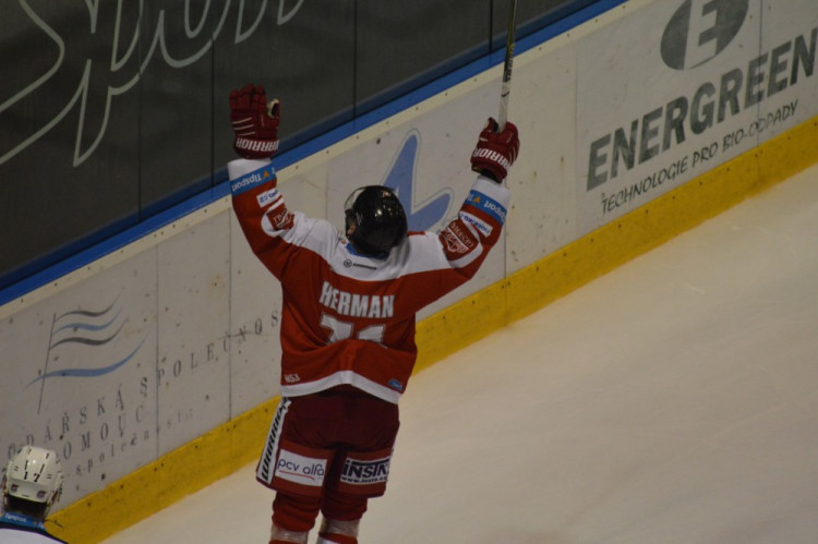 FOTOGALERIE: Olomoučtí hokejisté rozstříleli Piráty z Chomutova 5:2