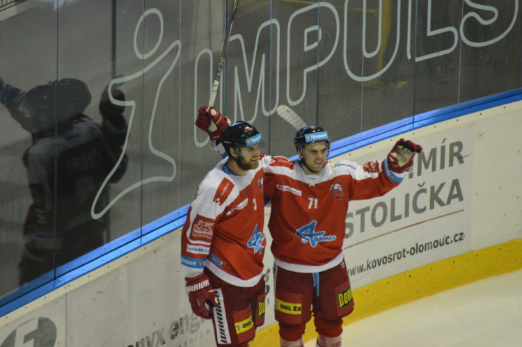 FOTOGALERIE: Olomoučtí hokejisté rozstříleli Piráty z Chomutova 5:2