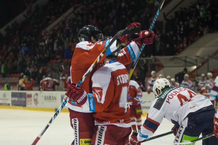 Naděje na play-off žije! Kohouti vyprovodili ze svého ledu Pardubice pěti góly