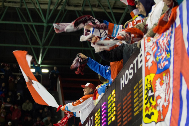 Naděje na play-off žije! Kohouti vyprovodili ze svého ledu Pardubice pěti góly