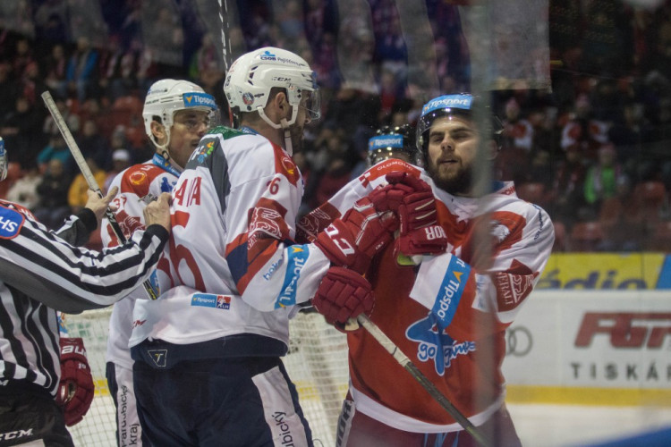 Naděje na play-off žije! Kohouti vyprovodili ze svého ledu Pardubice pěti góly