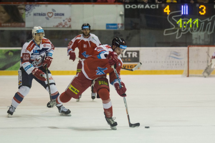 Naděje na play-off žije! Kohouti vyprovodili ze svého ledu Pardubice pěti góly