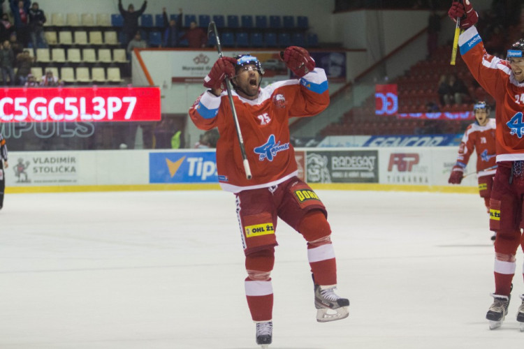 Naděje na play-off žije! Kohouti vyprovodili ze svého ledu Pardubice pěti góly