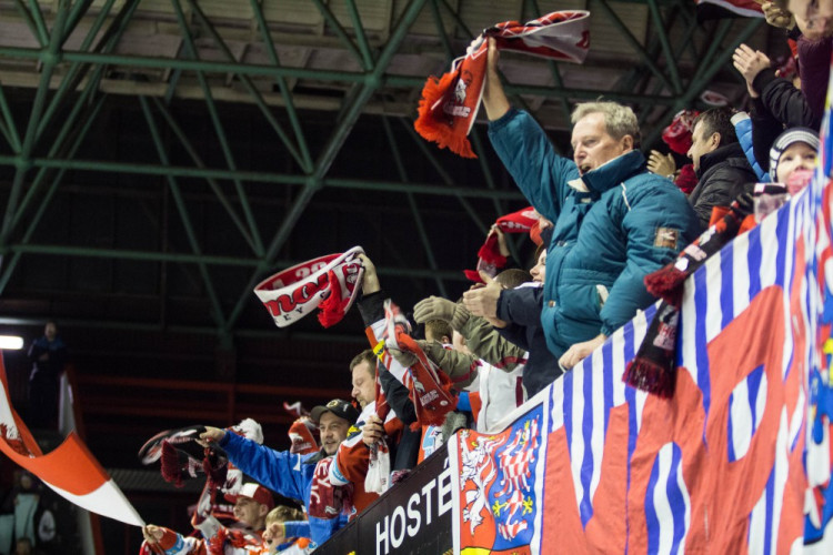 Naděje na play-off žije! Kohouti vyprovodili ze svého ledu Pardubice pěti góly