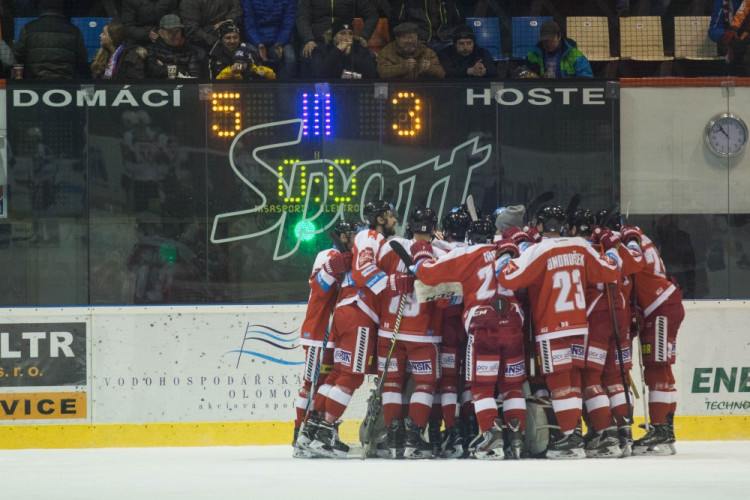 Naděje na play-off žije! Kohouti vyprovodili ze svého ledu Pardubice pěti góly