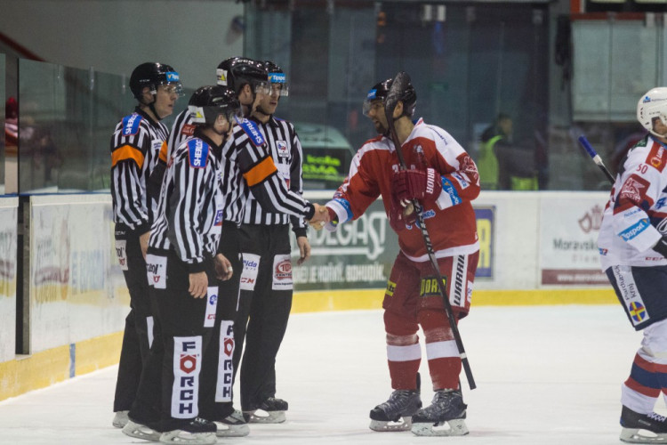 Naděje na play-off žije! Kohouti vyprovodili ze svého ledu Pardubice pěti góly