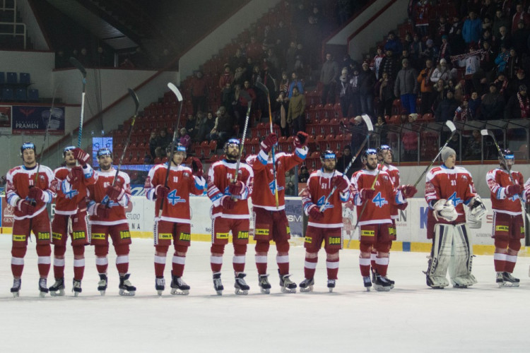 Naděje na play-off žije! Kohouti vyprovodili ze svého ledu Pardubice pěti góly