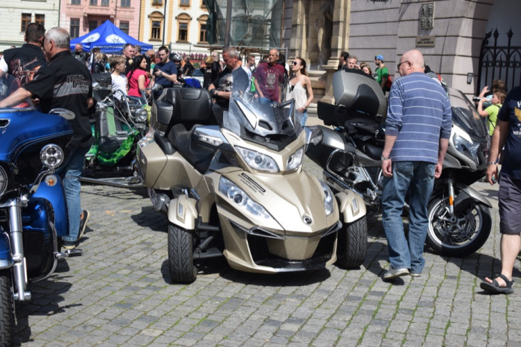 Z Horního náměstí vyjely v poledne stovky motorkářů, oficiálně tak začala jejich sezóna