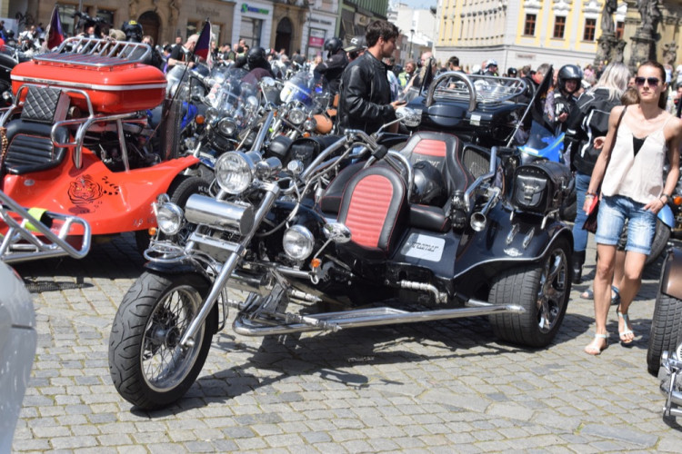 Z Horního náměstí vyjely v poledne stovky motorkářů, oficiálně tak začala jejich sezóna