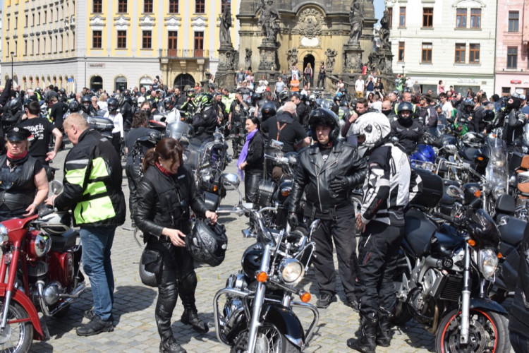 Z Horního náměstí vyjely v poledne stovky motorkářů, oficiálně tak začala jejich sezóna