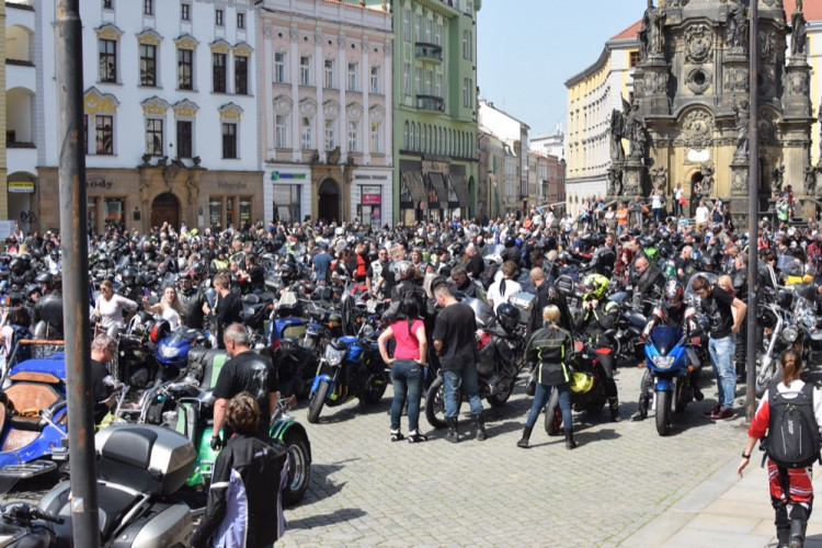 Z Horního náměstí vyjely v poledne stovky motorkářů, oficiálně tak začala jejich sezóna