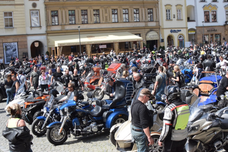 Z Horního náměstí vyjely v poledne stovky motorkářů, oficiálně tak začala jejich sezóna