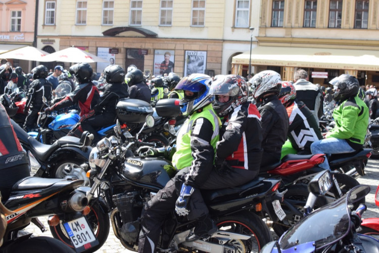 Z Horního náměstí vyjely v poledne stovky motorkářů, oficiálně tak začala jejich sezóna