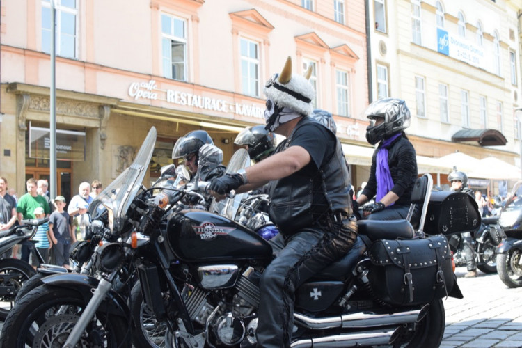 Z Horního náměstí vyjely v poledne stovky motorkářů, oficiálně tak začala jejich sezóna