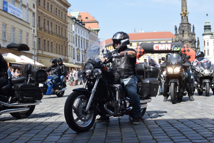 Z Horního náměstí vyjely v poledne stovky motorkářů, oficiálně tak začala jejich sezóna