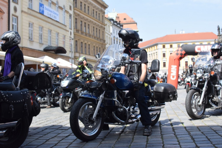 Z Horního náměstí vyjely v poledne stovky motorkářů, oficiálně tak začala jejich sezóna