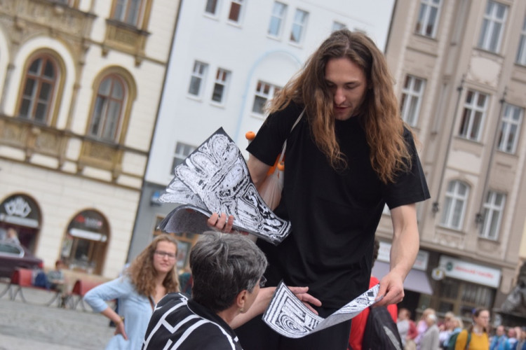 David Koller byl na Horním náměstí korunován králem letošního majálesu