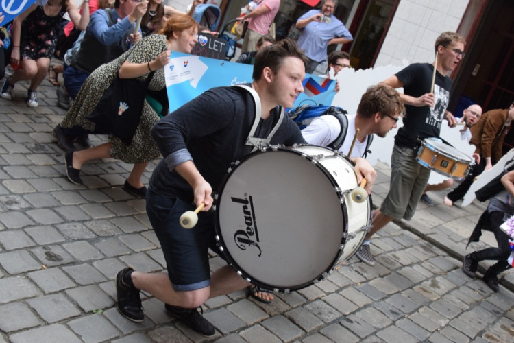 David Koller byl na Horním náměstí korunován králem letošního majálesu