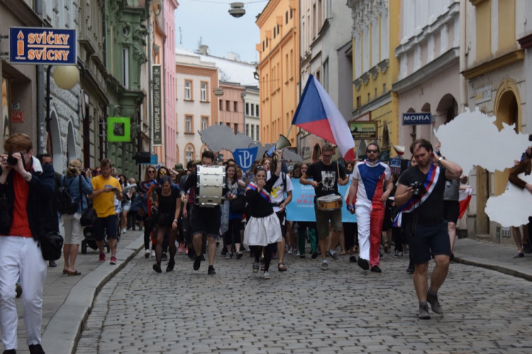 David Koller byl na Horním náměstí korunován králem letošního majálesu