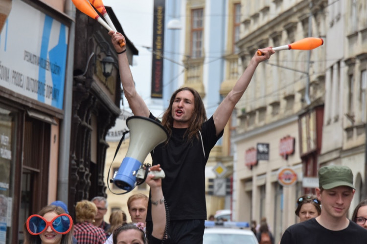 David Koller byl na Horním náměstí korunován králem letošního majálesu