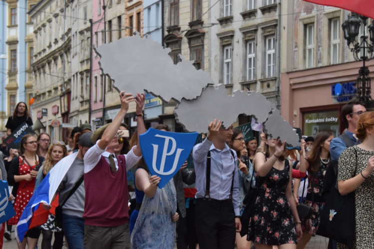 David Koller byl na Horním náměstí korunován králem letošního majálesu