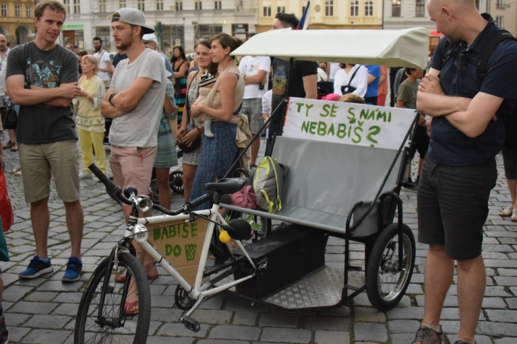 Na Horním náměstí se sešli lidé, aby demonstrovali proti vládě Babiše a Zemana