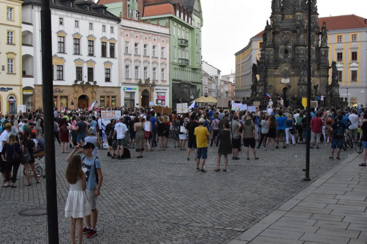 Na Horním náměstí se sešli lidé, aby demonstrovali proti vládě Babiše a Zemana