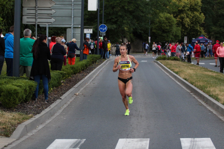 Každý z běžců je vítěz! Podívejte se na fotky ze včerejšího půlmaratonu