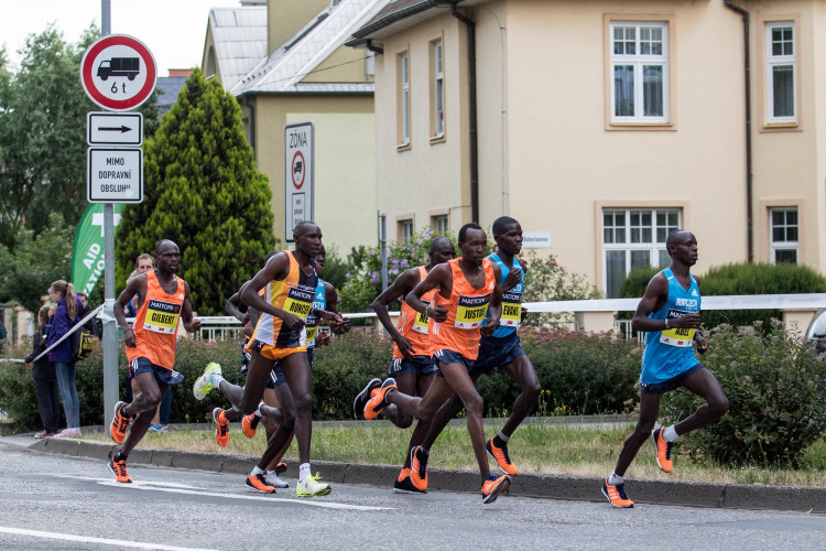 Každý z běžců je vítěz! Podívejte se na fotky ze včerejšího půlmaratonu