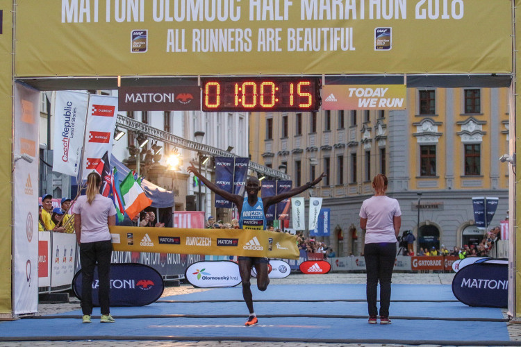 Každý z běžců je vítěz! Podívejte se na fotky ze včerejšího půlmaratonu