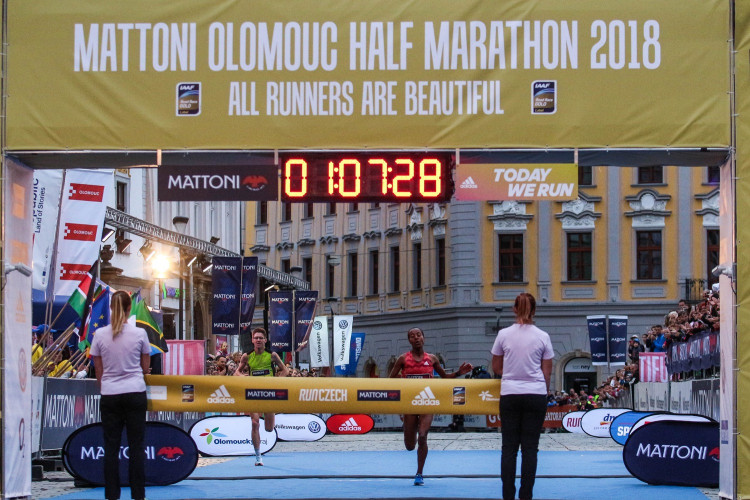 Každý z běžců je vítěz! Podívejte se na fotky ze včerejšího půlmaratonu