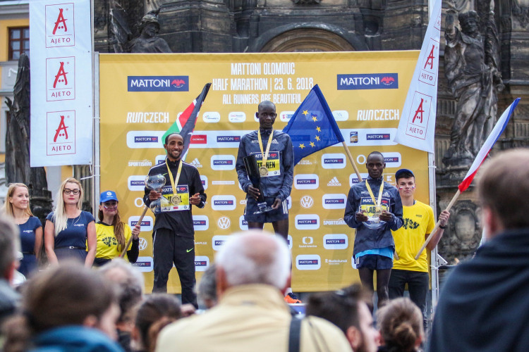 Každý z běžců je vítěz! Podívejte se na fotky ze včerejšího půlmaratonu