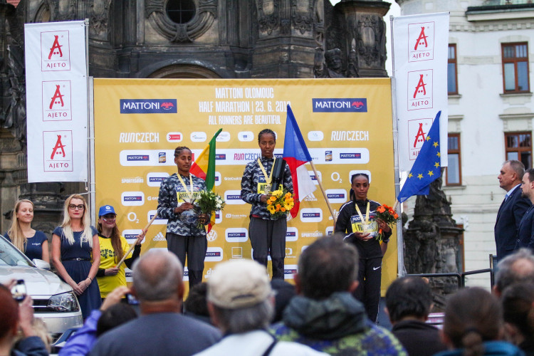 Každý z běžců je vítěz! Podívejte se na fotky ze včerejšího půlmaratonu