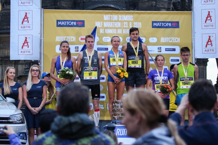 Každý z běžců je vítěz! Podívejte se na fotky ze včerejšího půlmaratonu