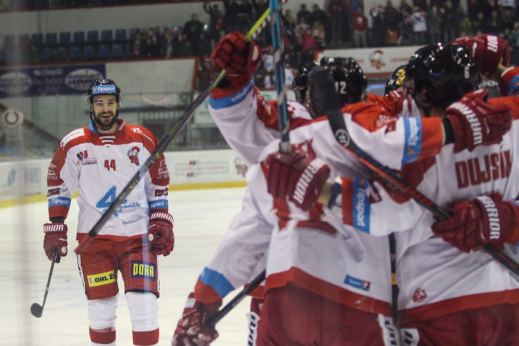 FOTOGALERIE: Hokejisté Olomouce porazili s přehledem Litvínov 3:1, zápas se protáhl kvůli opravě plexiskla