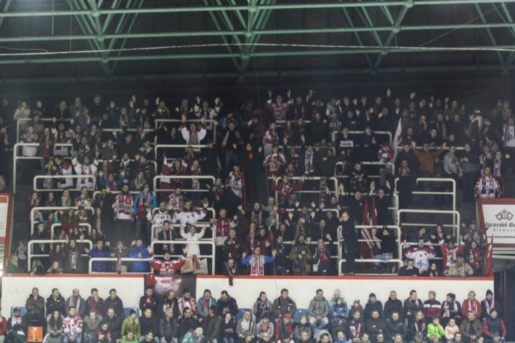 FOTOGALERIE: Hokejisté Olomouce porazili s přehledem Litvínov 3:1, zápas se protáhl kvůli opravě plexiskla