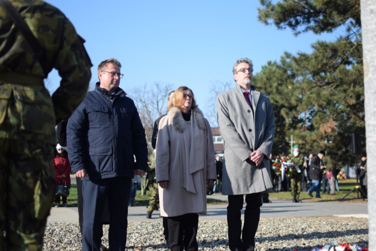 FOTO/VIDEO: U památníku u právnické fakulty proběhla vzpomínka ke Dni boje za svobodu a demokracii