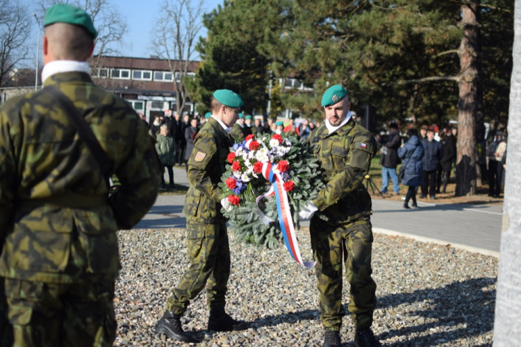 FOTO/VIDEO: U památníku u právnické fakulty proběhla vzpomínka ke Dni boje za svobodu a demokracii