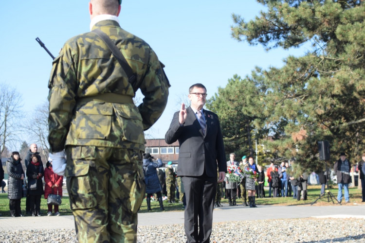 FOTO/VIDEO: U památníku u právnické fakulty proběhla vzpomínka ke Dni boje za svobodu a demokracii