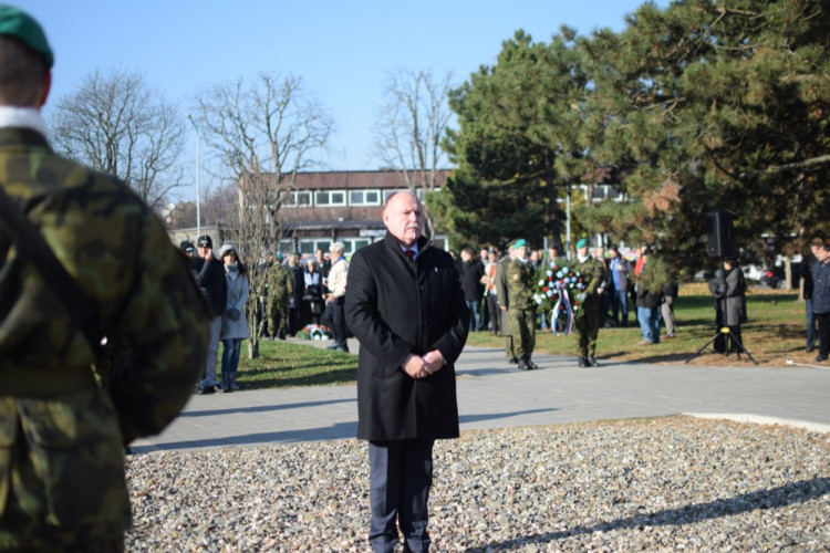 FOTO/VIDEO: U památníku u právnické fakulty proběhla vzpomínka ke Dni boje za svobodu a demokracii