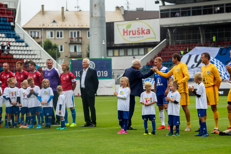 FOTOGALERIE: Zápas století vyhráli reprezentanti 9:2. Na závěr byla slavnostně pojmenována tribuna po Karlu Brücknerovi