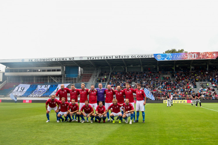 FOTOGALERIE: Zápas století vyhráli reprezentanti 9:2. Na závěr byla slavnostně pojmenována tribuna po Karlu Brücknerovi