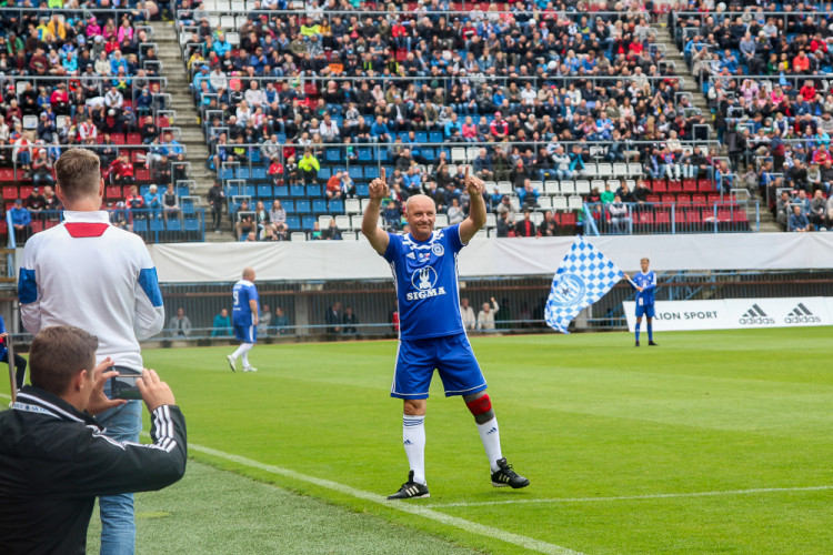 FOTOGALERIE: Zápas století vyhráli reprezentanti 9:2. Na závěr byla slavnostně pojmenována tribuna po Karlu Brücknerovi