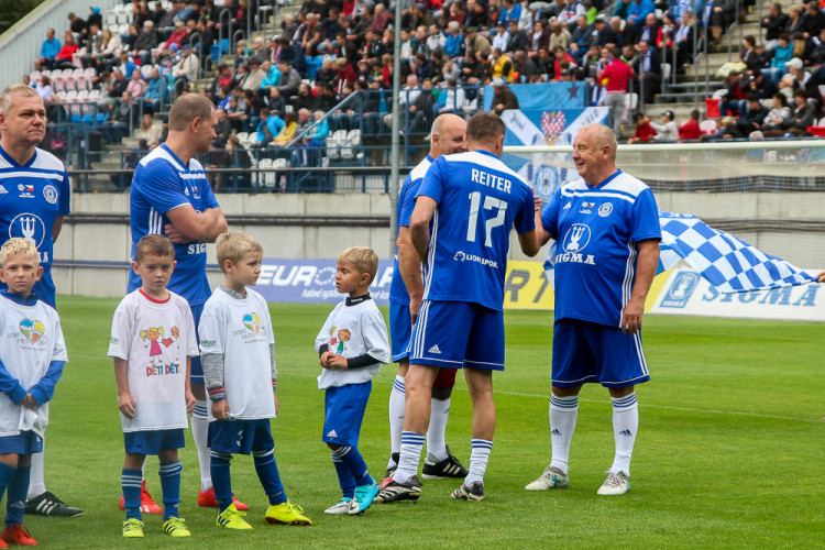 FOTOGALERIE: Zápas století vyhráli reprezentanti 9:2. Na závěr byla slavnostně pojmenována tribuna po Karlu Brücknerovi